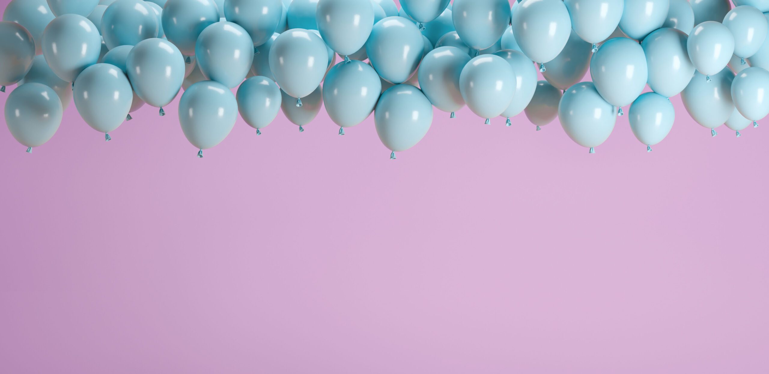 blaue Ballons an der Decke, lila Hintergrund